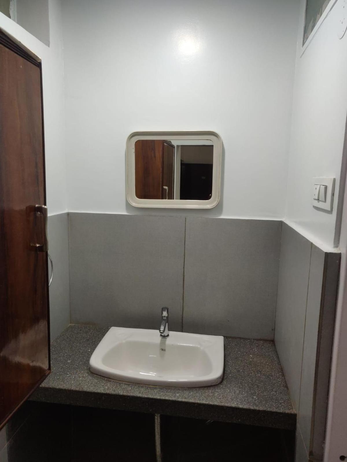 Hotel Parth Residency Kolhapur Esterno foto
