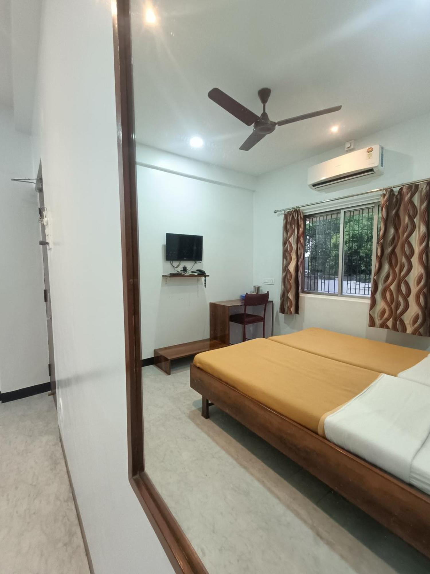 Hotel Parth Residency Kolhapur Esterno foto